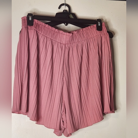 LOFT Pleated Pink Women's Shorts - Picture 2 of 3